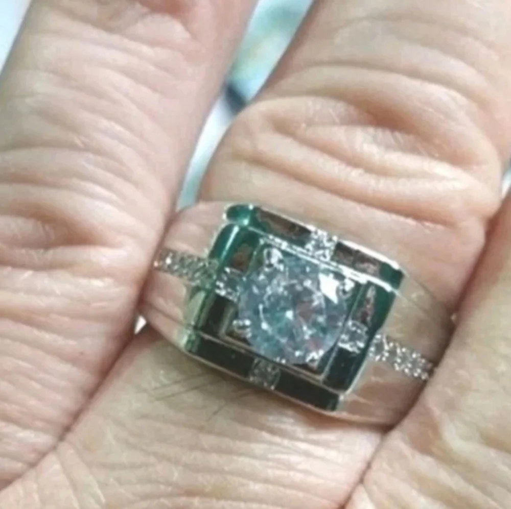 Elegant Unisex Silver Ring with Clear Gemstone Sz 9